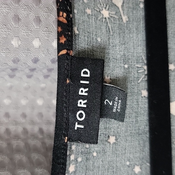 Torrid Skull and Key Peplum Flutter Sleeve Top Size 2 - Picture 3 of 6